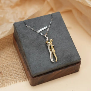 ✨ Elegant Couple Hug Heart Pendant Necklace – 18K Gold-Plated Romantic Jewelry Gift for Women 💖